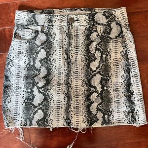Tinseltown Snake Skin Skirt Size: 7